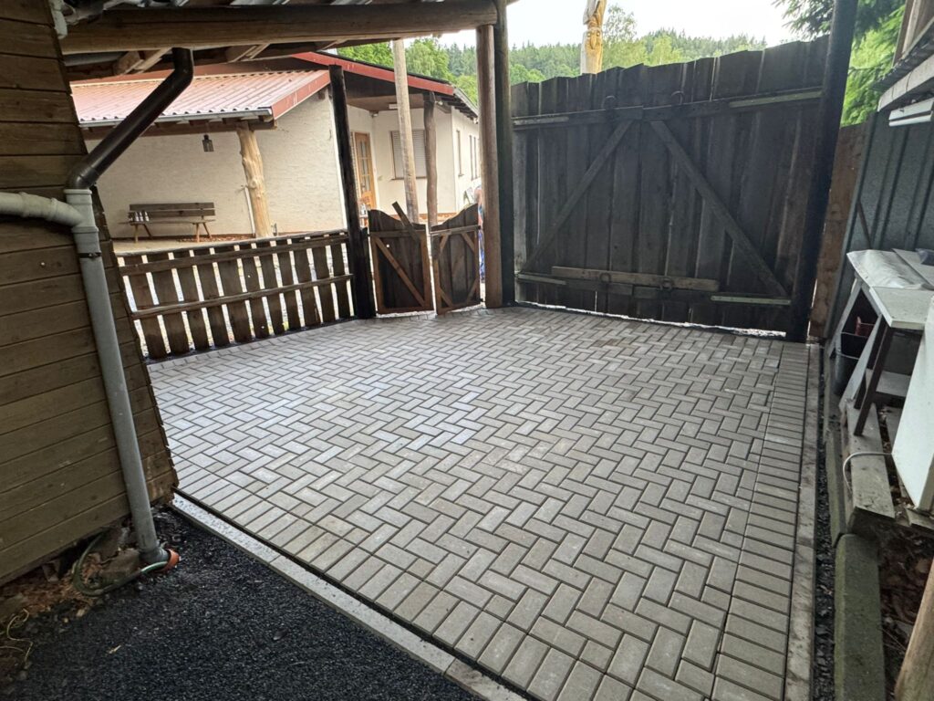 Fertiggestellter Vorplatz an der Cantina
